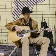 2006-03-17_10215_WTA_5DM1 Busker - London Tube