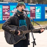 2006-03-17_10268_WTA_5DM1 Busker - Along River Thames - London