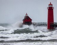 2021-12-11_050602_WTA_R5 Grand Haven Lighthouse waves